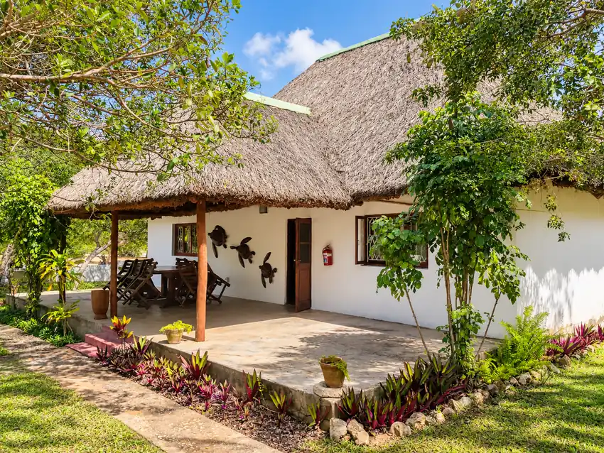 Casa tradicional e jardim da Villa Mahaque Complex